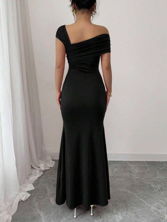 SHEIN Rafferiza فستان اسود غير متماثل مزين بخرز