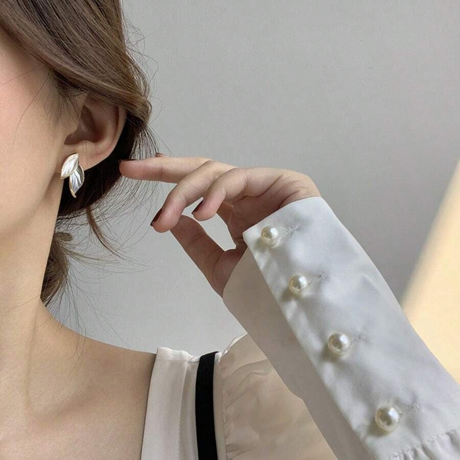 SHEIN زوج من الأقراط المنسدلة باللون الأزرق والأبيض