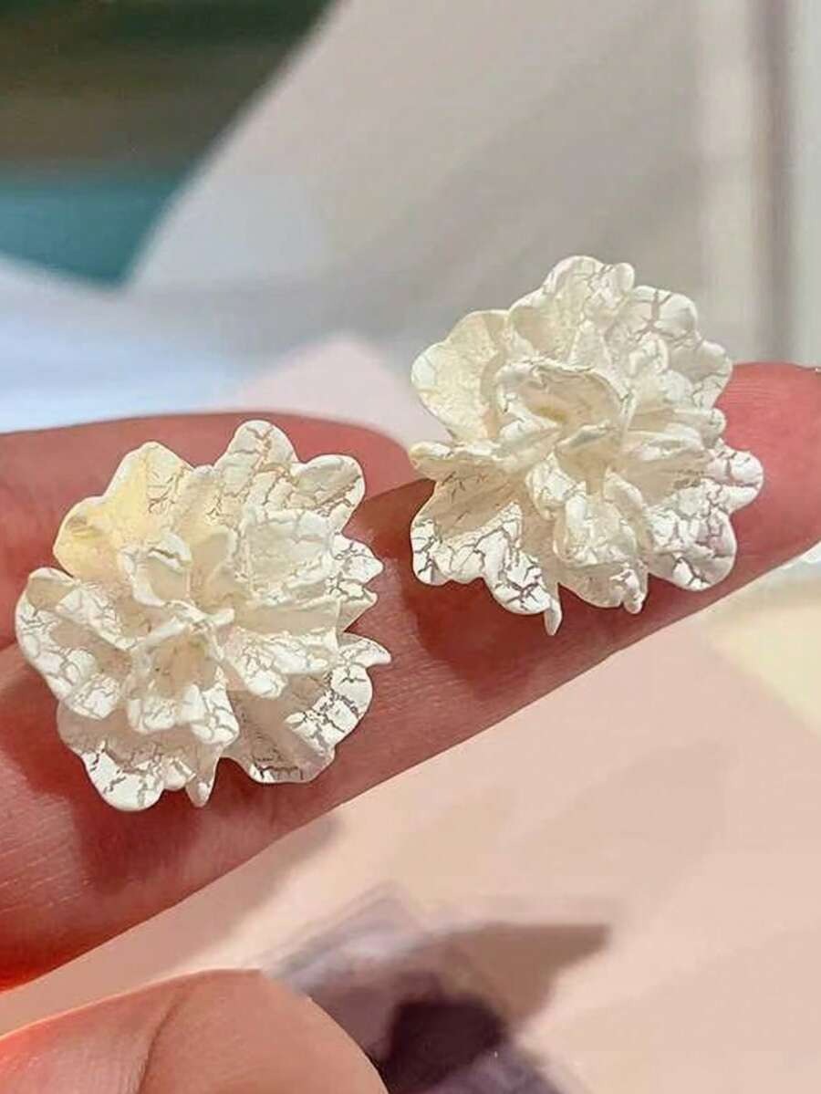 SHEIN زوج أقراط بتصميم زهري بسيط بلون أبيض