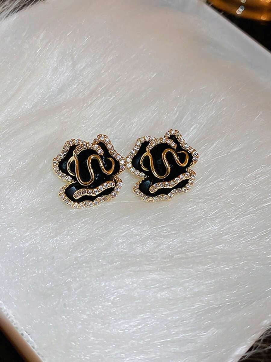 SHEIN زوج أقراط بتصميم زهري أنثوي وفاخر