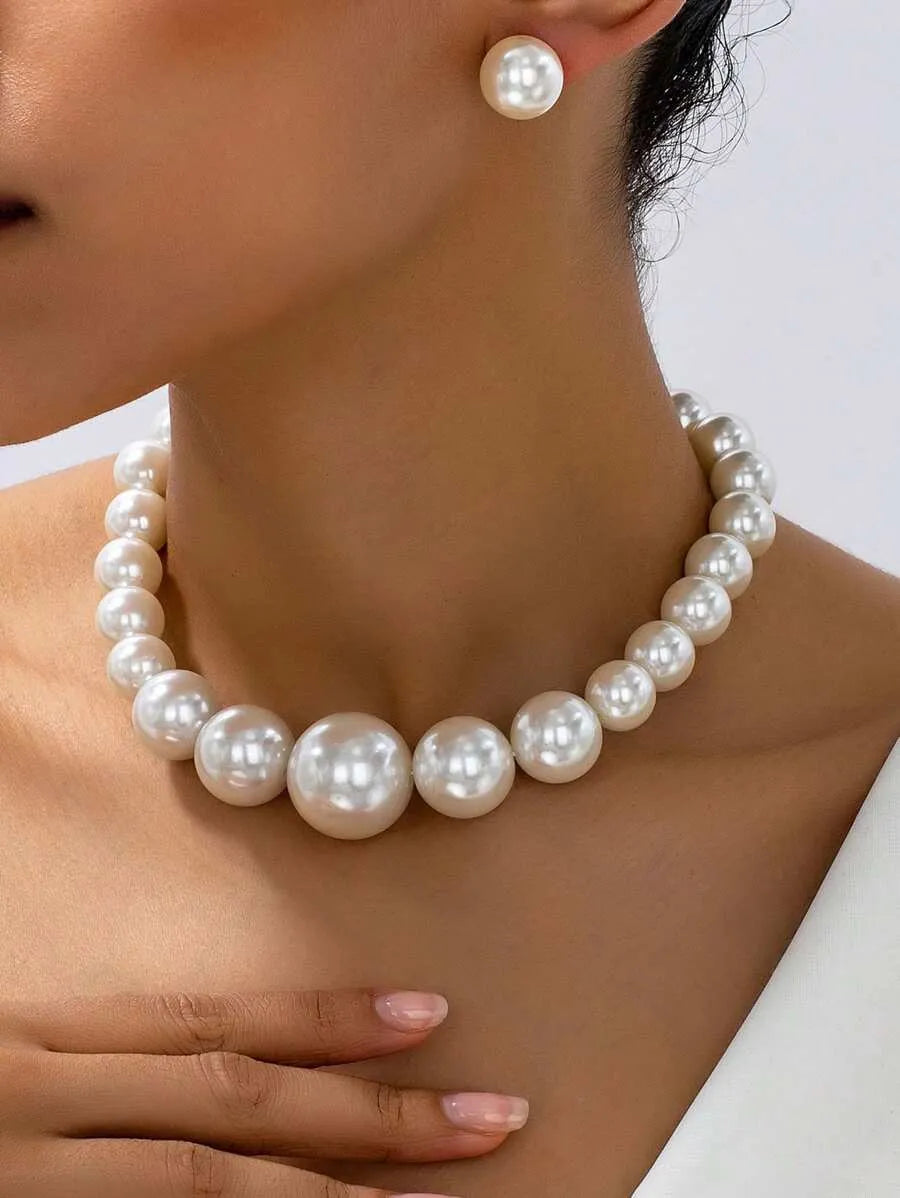 SHEIN أقراط نسائية باللؤلؤ الصناعي بلون بيج