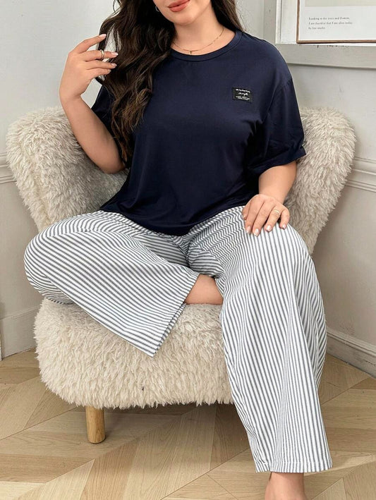 SHEIN طقم بيجاما بحجم كبير بطبعة حرفية وبنطال مخطط لون أزرق
