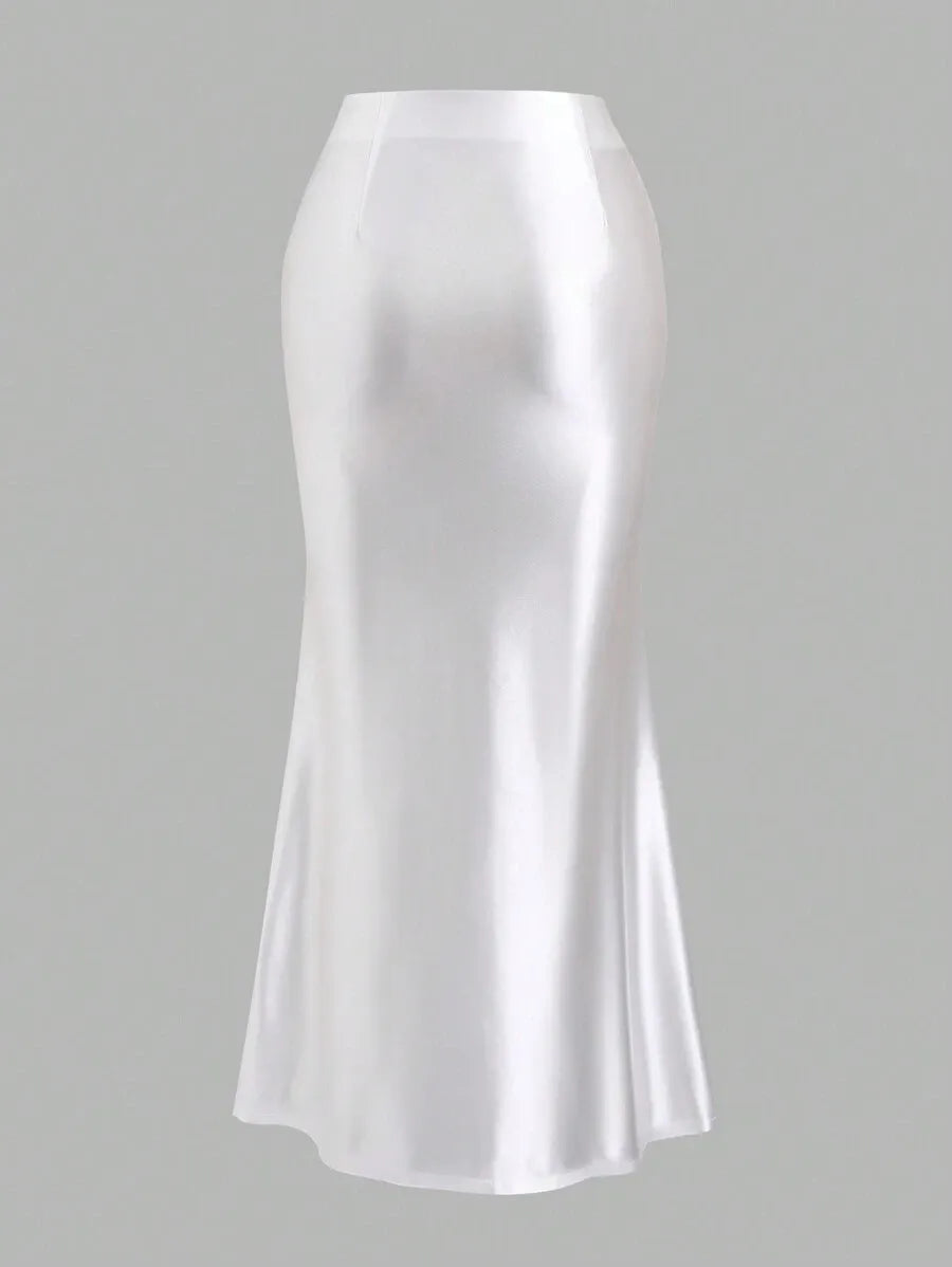 SHEIN Sweetra تنورة ساتان بيضاء أنيقة بقصة ذيل السمكة وثنيات كشكشة من