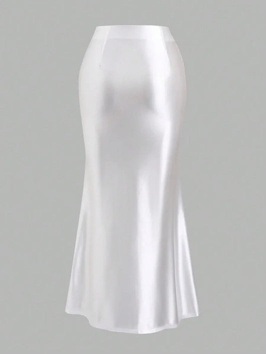 SHEIN Sweetra تنورة ساتان بيضاء أنيقة بقصة ذيل السمكة وثنيات كشكشة من