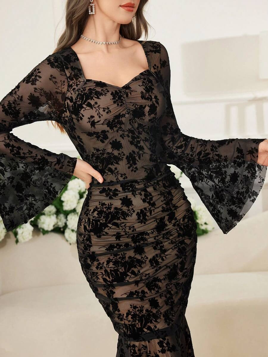 SHEIN Modelyn فستان اسود بأكمام واسعة مزخرف بالورود