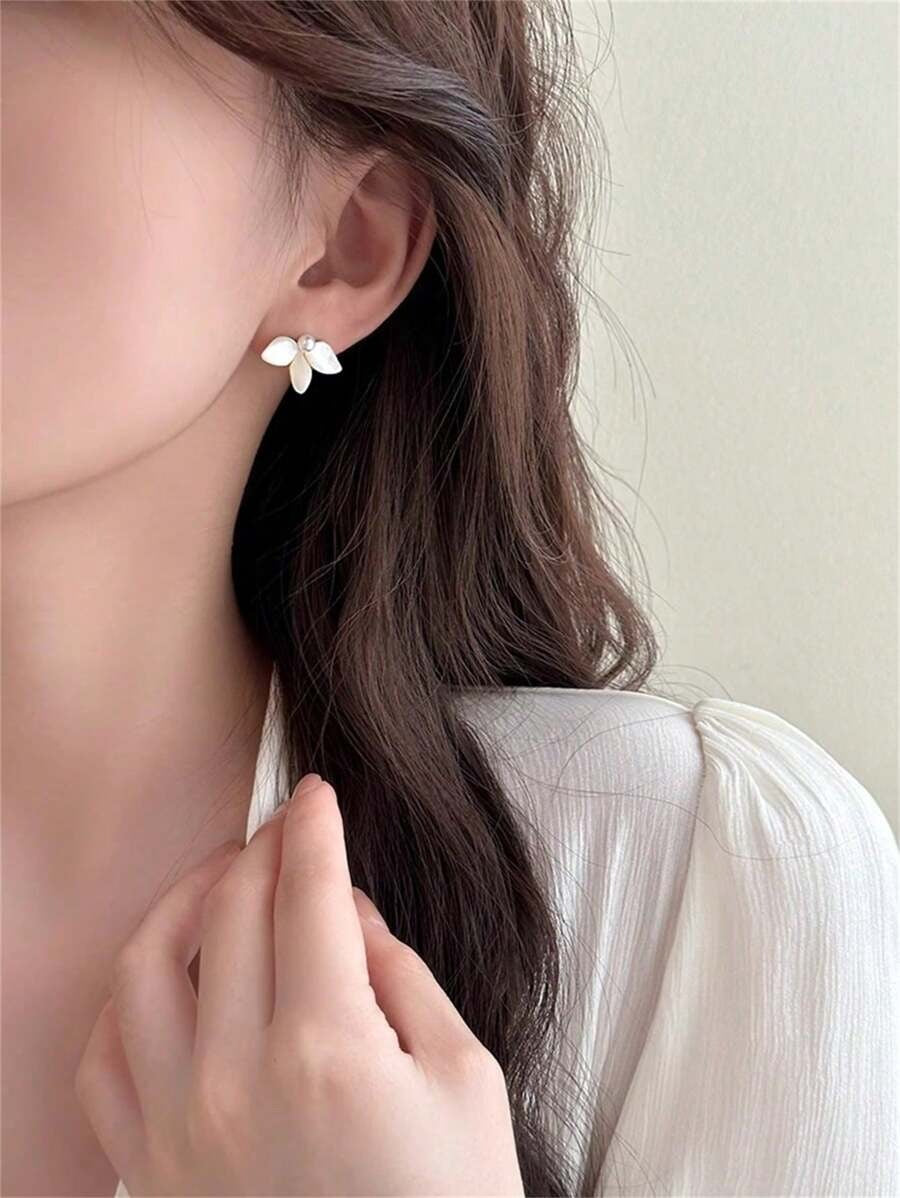 SHEIN أقراط أزرار بيضاء بزهرة وخرز لؤلؤ