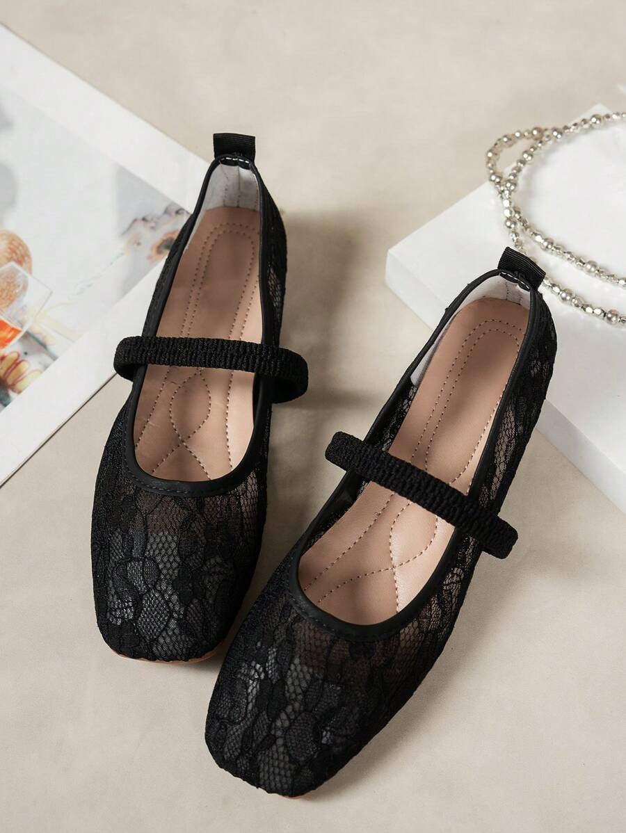 SHEIN حذاء باليه مسطح بتفاصيل ورود ودانتيل لون أسود