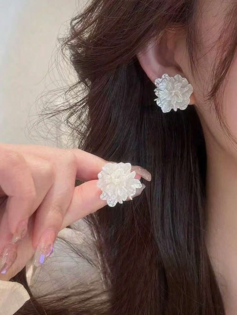 SHEIN زوج أقراط بتصميم زهري بسيط بلون أبيض