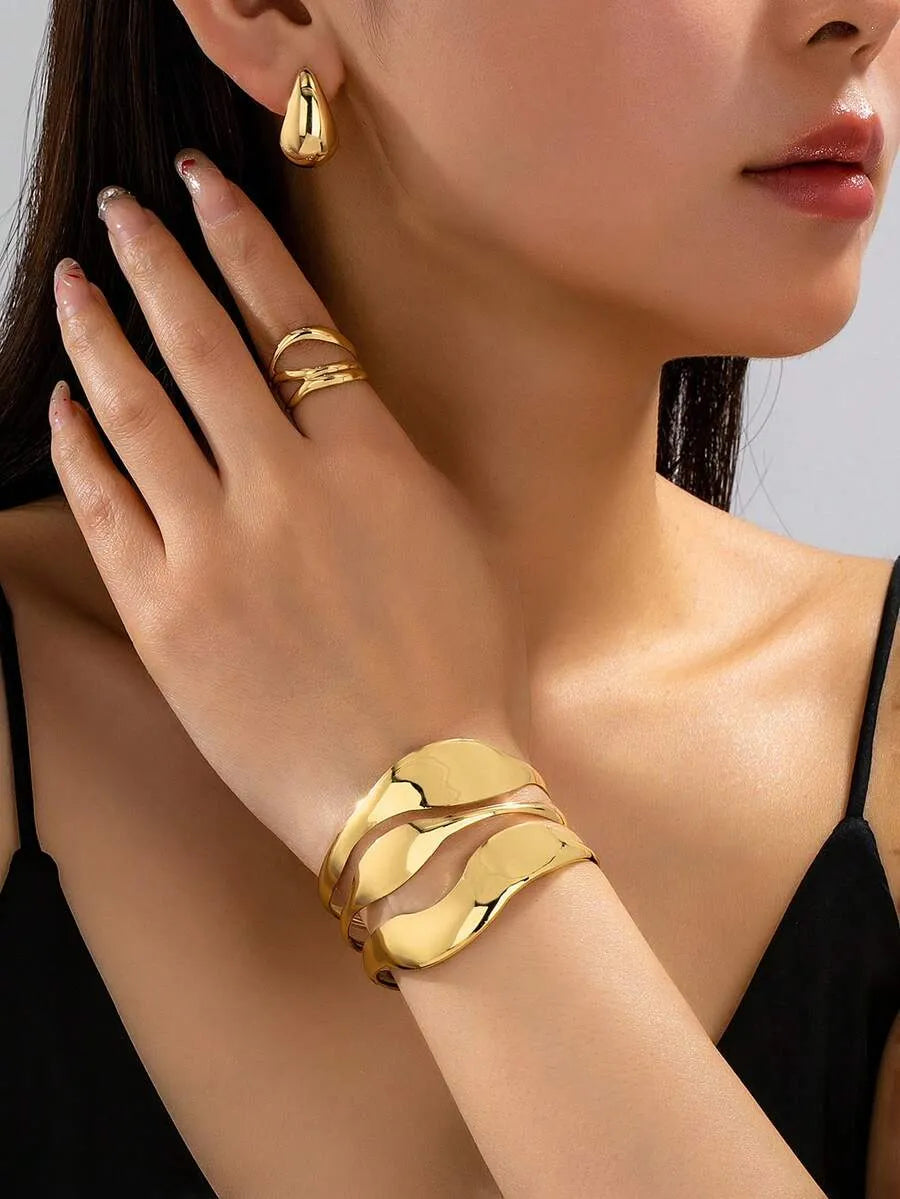SHEIN طقم مجوهرات نسائي 4 قطع خواتم وأساور وأقراط بتصميم هندسي قطرة ماء مجوفة بلون ذهبي