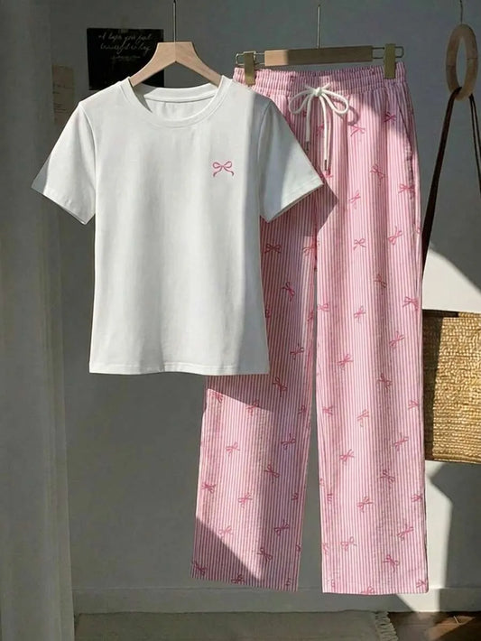 SHEIN Comfortcana طقم نسائي قطعتين بطباعة فيونكة وبنطال مخطط وردي