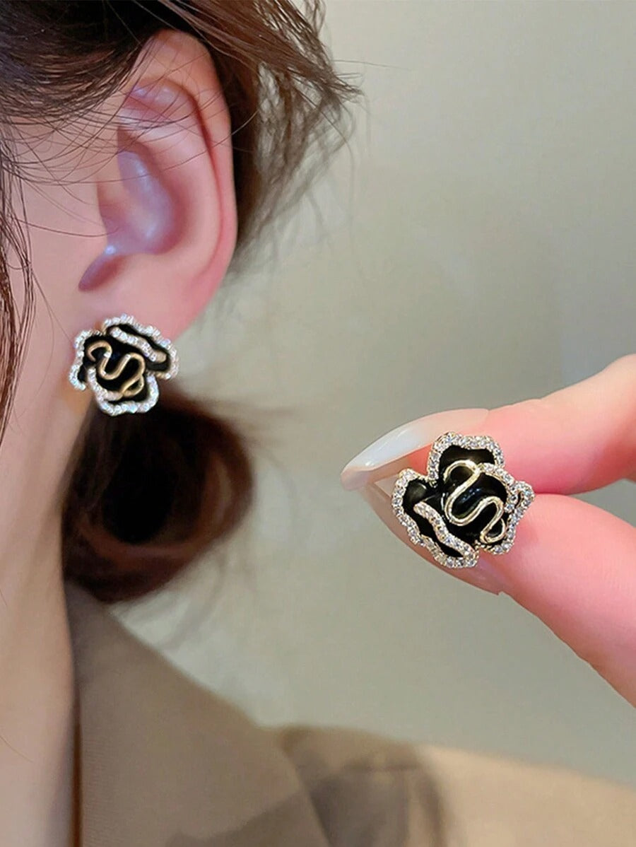 SHEIN زوج أقراط بتصميم زهري أنثوي وفاخر