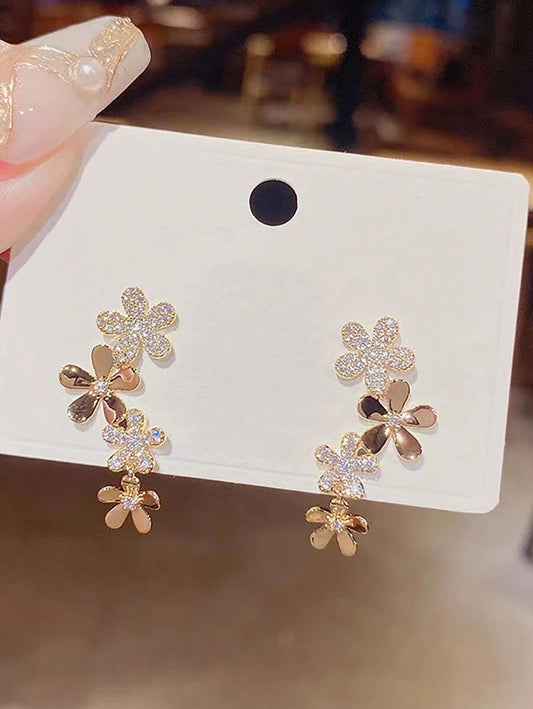 SHEIN أقراط مزينة بزهور وشرابات