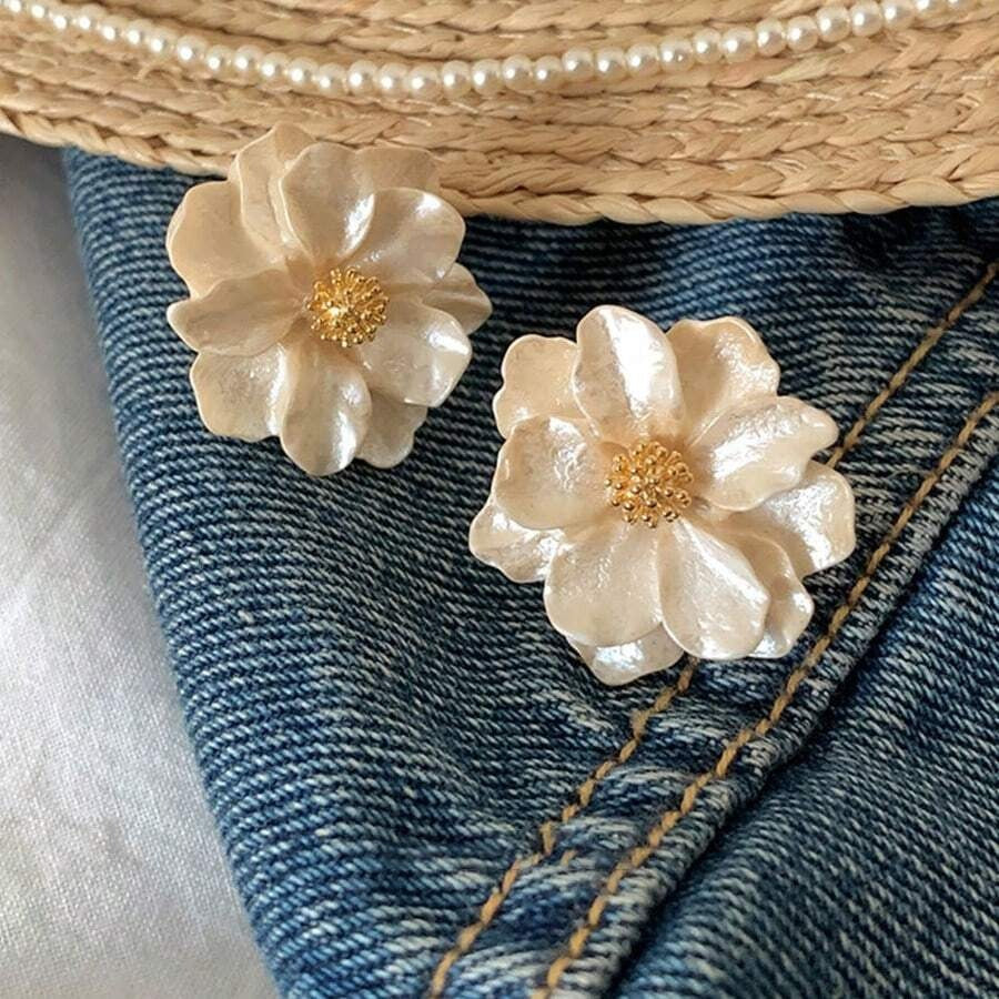 SHEIN زوج أقراط أزهار معلقة ناعمة لون بيج