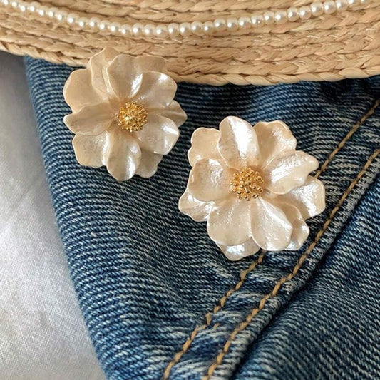 SHEIN زوج أقراط أزهار معلقة ناعمة لون بيج