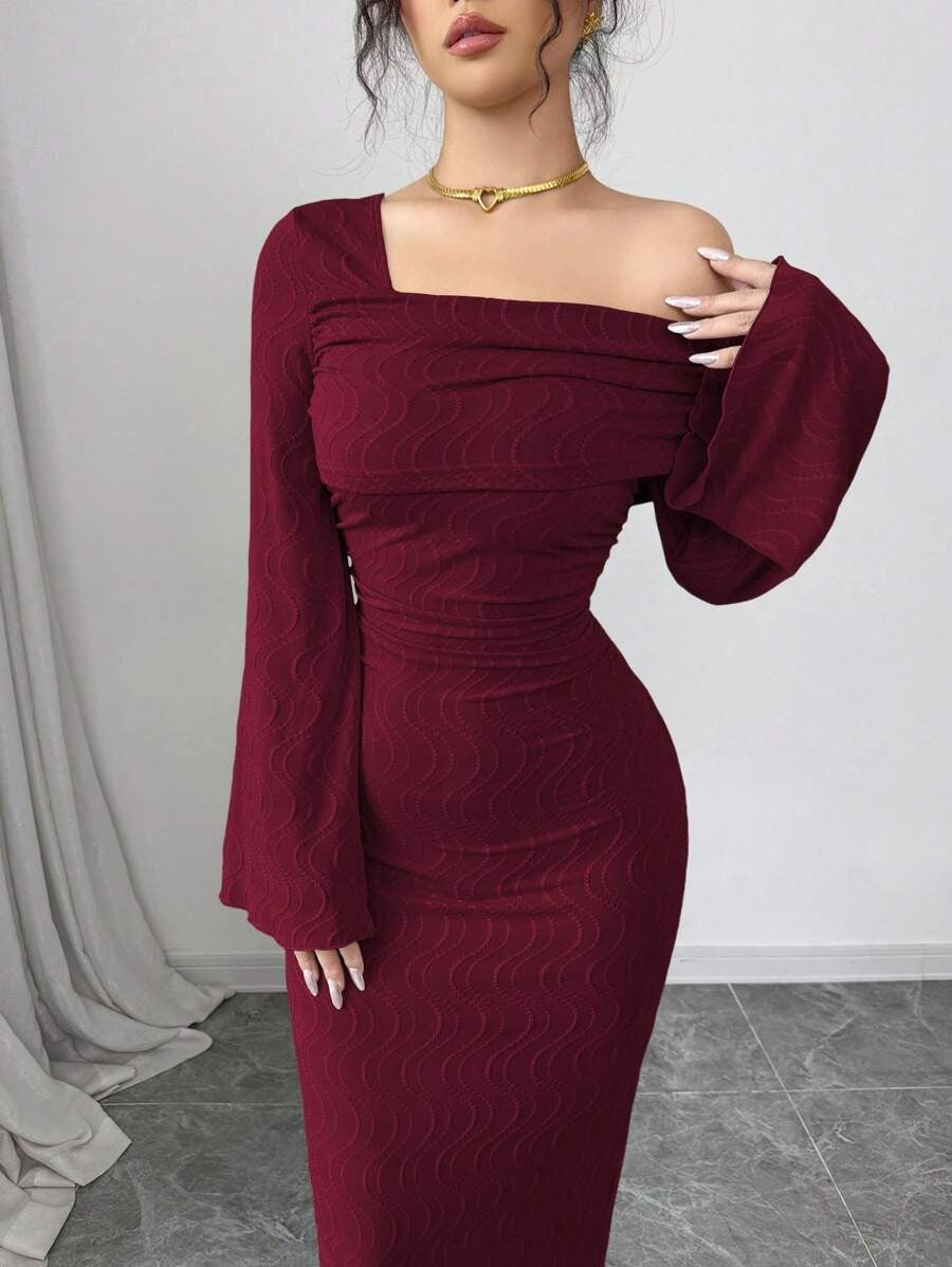 SHEIN Modelyn فستان جاكارد بياقة مائلة وأكمام طويلة