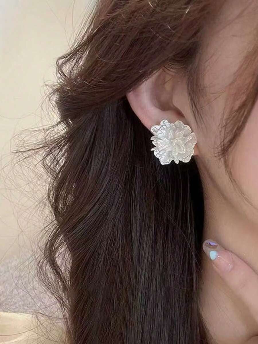 SHEIN زوج أقراط بتصميم زهري بسيط بلون أبيض