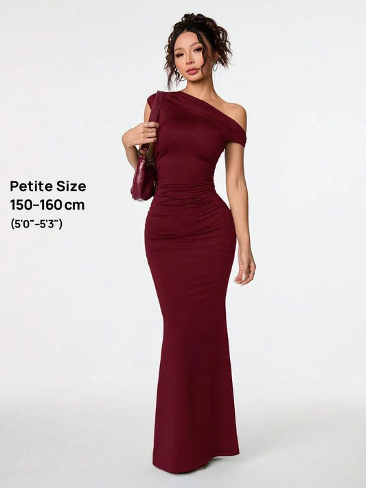 SHEIN PETITE فستان برغندي بكتف مائل وتصميم غير متماثل وذيل سمكة طويل