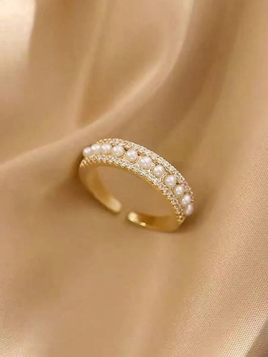 SHEIN خاتم نسائي رفيع قابل للتكديس مزين بالزركونيا واللؤلؤ بلون ذهبي أصفر
