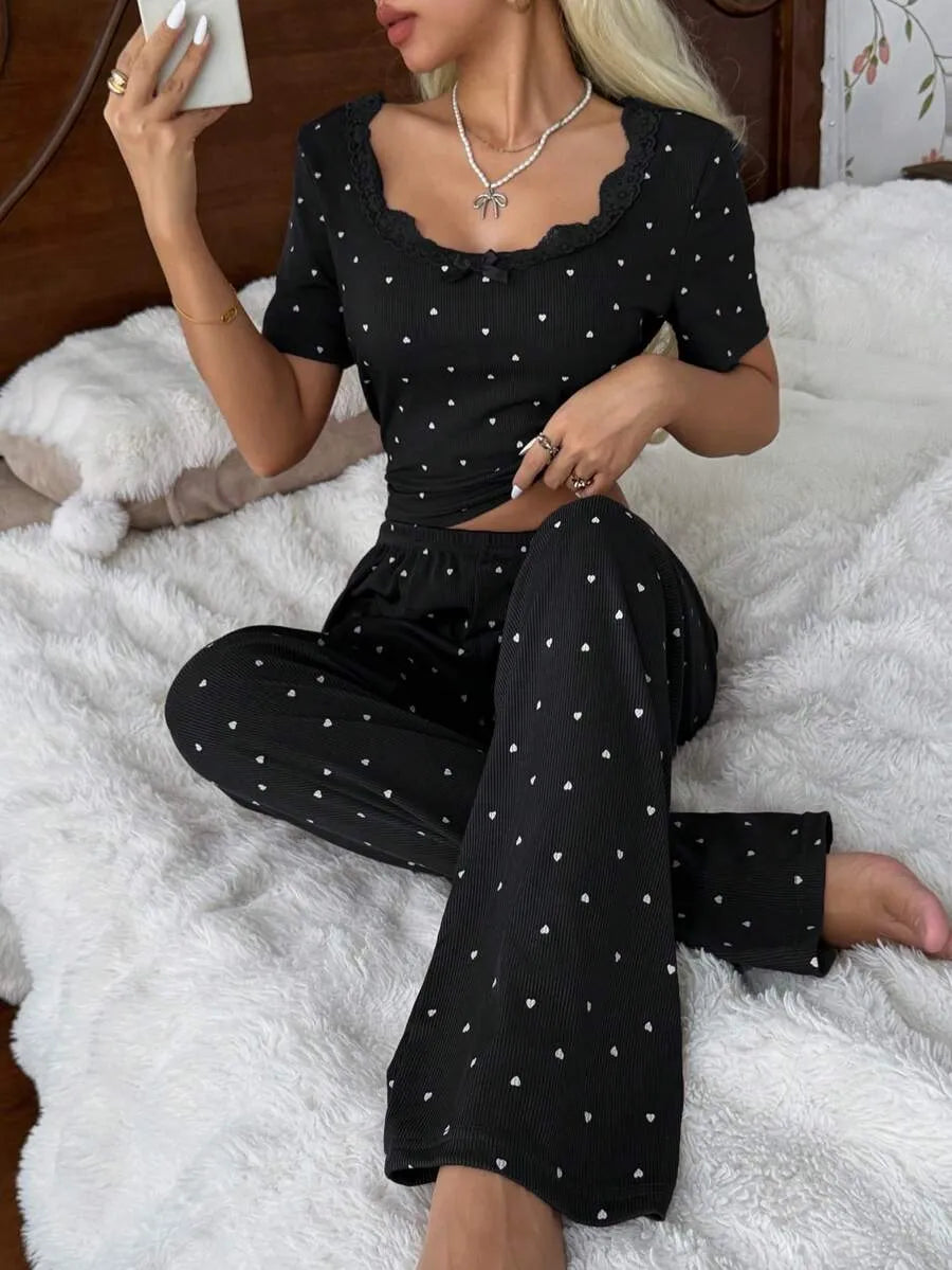 SHEIN CottageSlumber طقم بيجامة قطعتين بأكمام وبنطال طويل مزين بالقلب بلون أسود