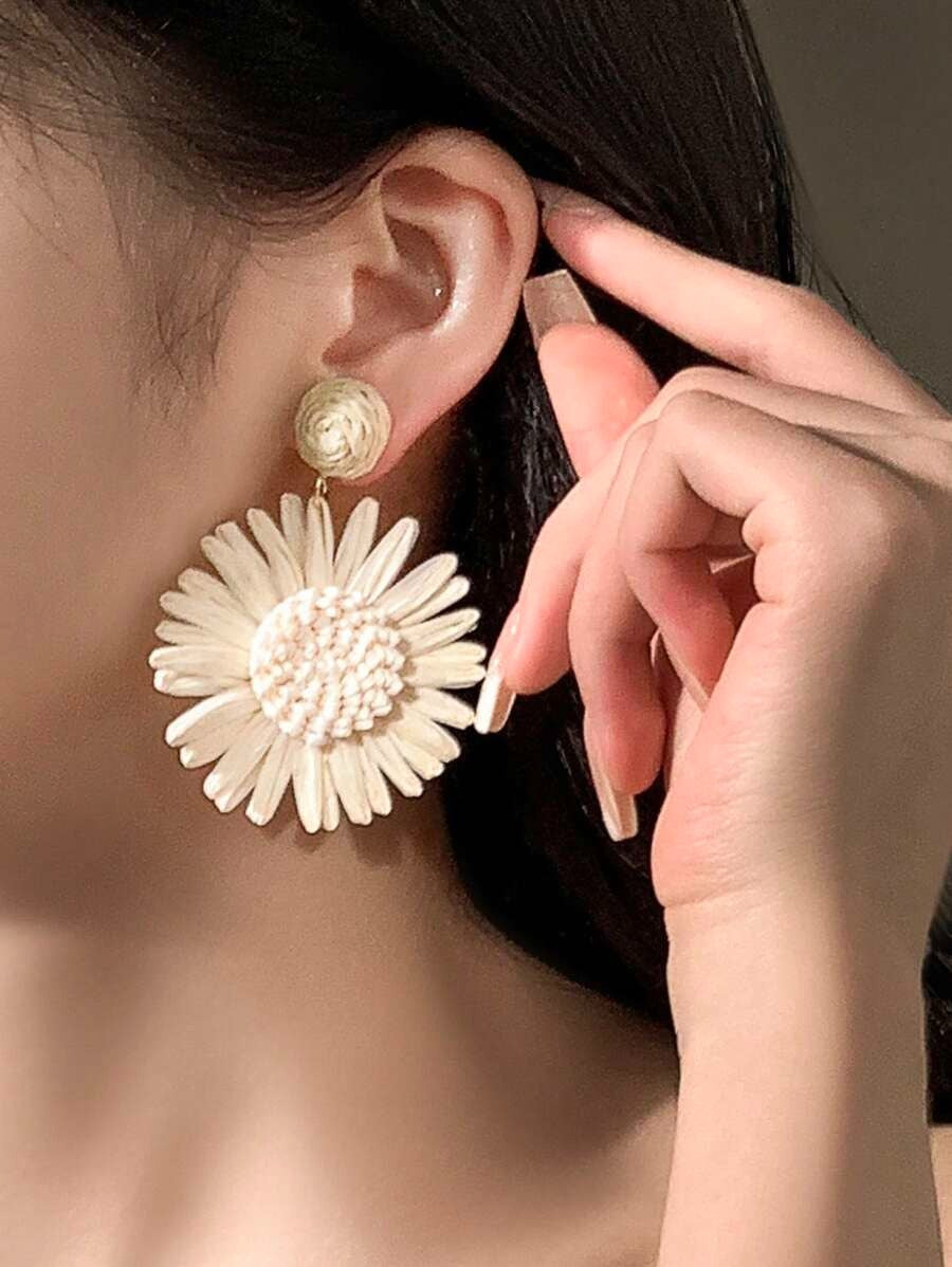 SHEIN زوج أقراط بشكل زهرة كبيرة بلون أبيض أنيق