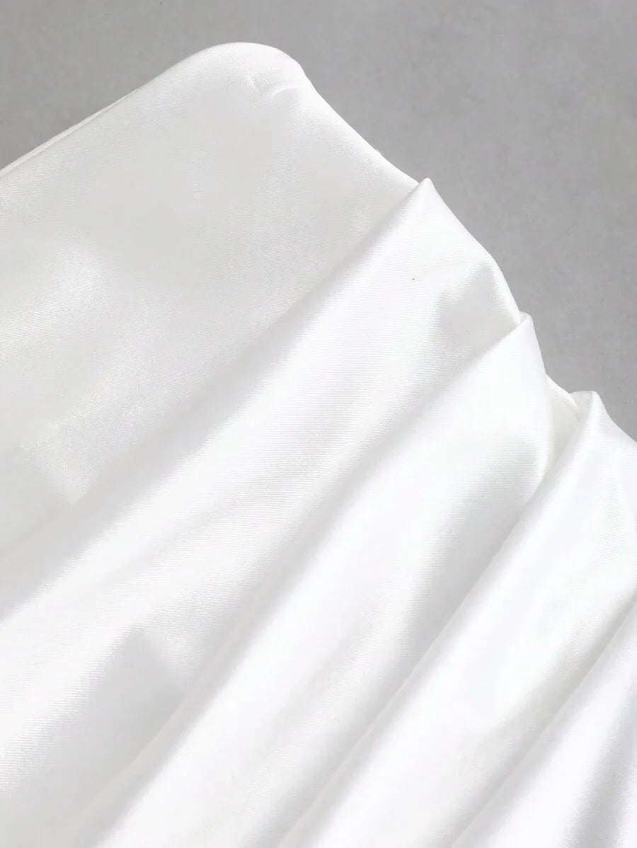 SHEIN Sweetra تنورة ساتان بيضاء أنيقة بقصة ذيل السمكة وثنيات كشكشة من