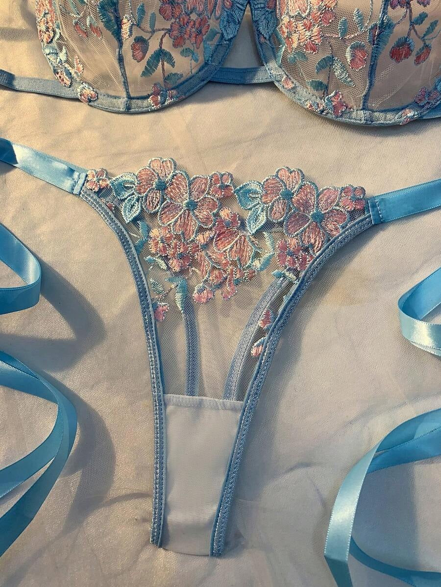 SHEIN طقم لانجري دانتيل مطرّز باللون الأزرق السماوي