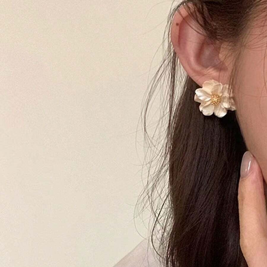 SHEIN زوج أقراط أزهار معلقة ناعمة لون بيج