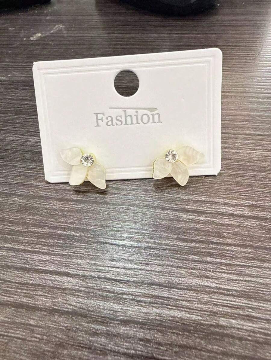 SHEIN أقراط أزرار بيضاء بزهرة وخرز لؤلؤ