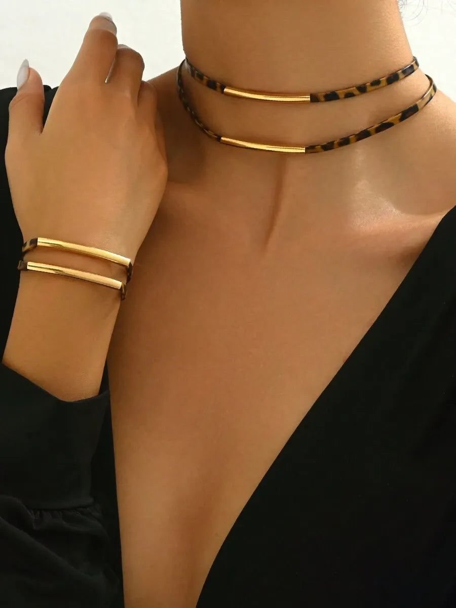 SHEIN طقم نسائي قلادة وسوار بتصميم فهد وخطوط هندسية متعدد الألوان