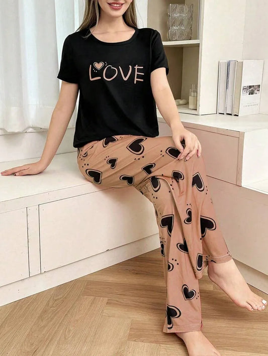 SHEIN طقم قطعتين بيجاما بطبعة حروف وقلوب بأكمام قصيرة متعدد الألوان