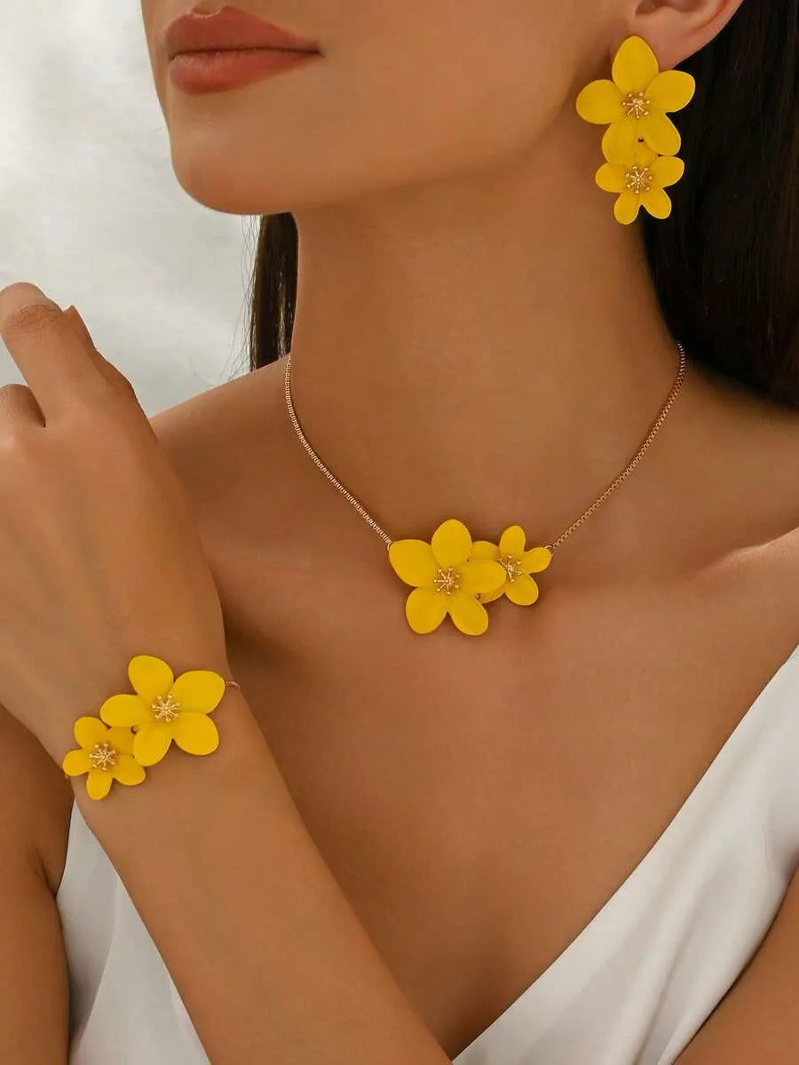 SHEIN طقم مجوهرات نسائي 4 قطع يضم قلادة وأقراط وسوار بتصميم زهور ملونة من المينا بلون أصفر