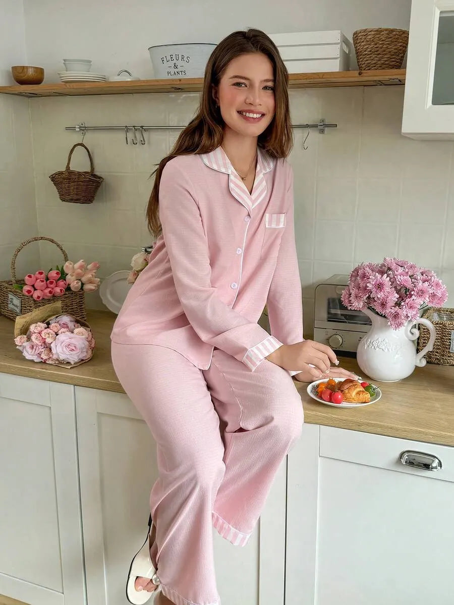 SHEIN Snug Reverie طقم بيجامة قطعتين مخطط بأزرار أمامية وأكمام طويلة بلون وردي فاتح