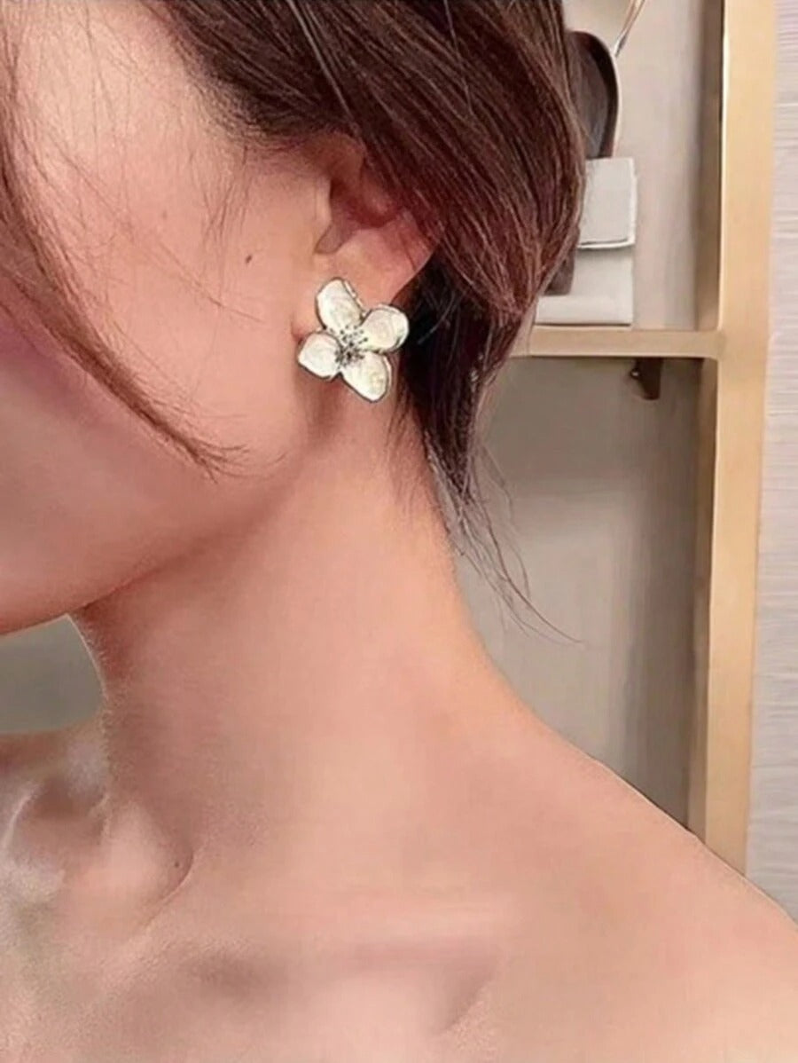 SHEIN زوج أقراط بيضاء بشكل زهرة رباعية