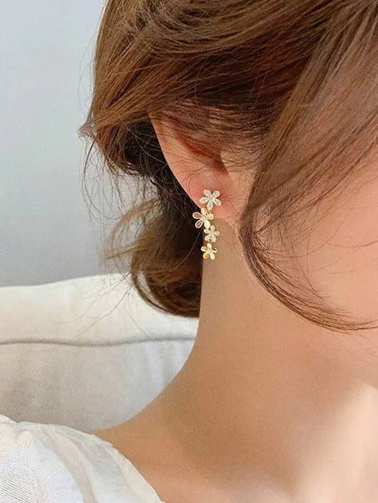 SHEIN أقراط مزينة بزهور وشرابات