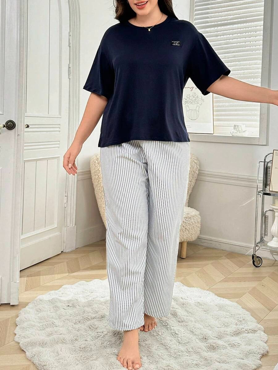 SHEIN طقم بيجاما بحجم كبير بطبعة حرفية وبنطال مخطط لون أزرق