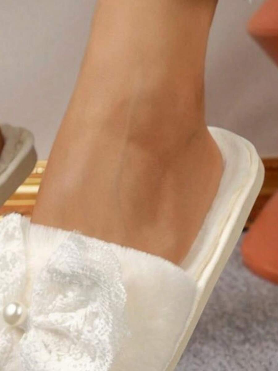 SHEIN شبشب نسائي ناعم بشكل فيونكة و لون أبيض