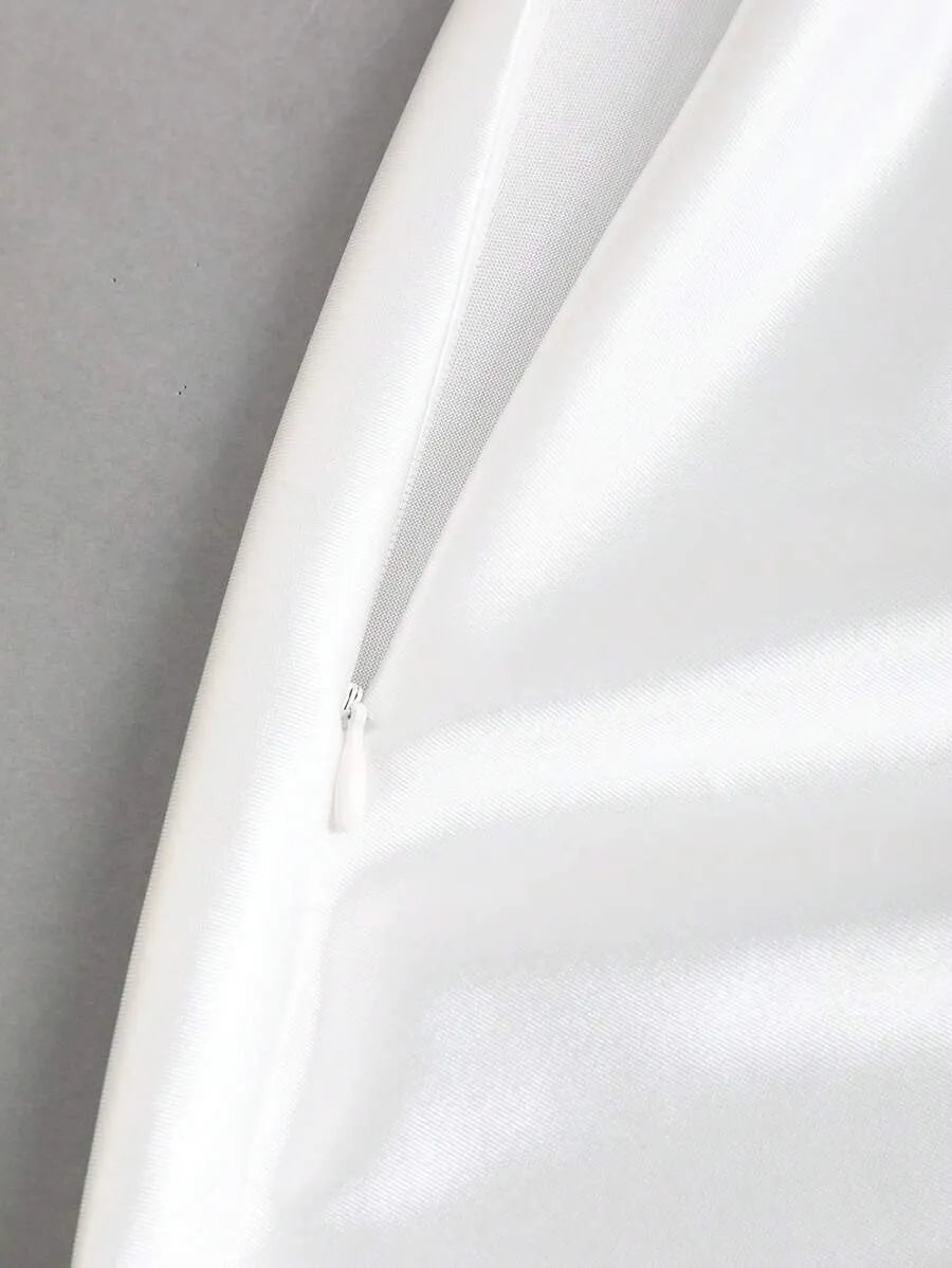 SHEIN Sweetra تنورة ساتان بيضاء أنيقة بقصة ذيل السمكة وثنيات كشكشة من