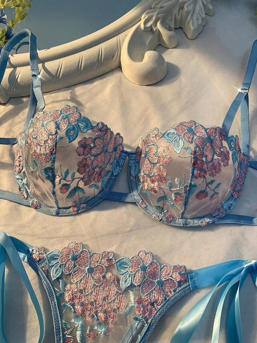 SHEIN طقم لانجري دانتيل مطرّز باللون الأزرق السماوي