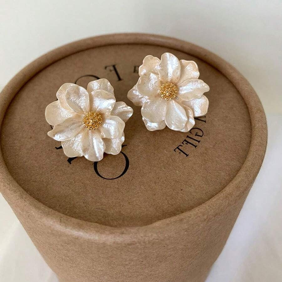 SHEIN زوج أقراط أزهار معلقة ناعمة لون بيج