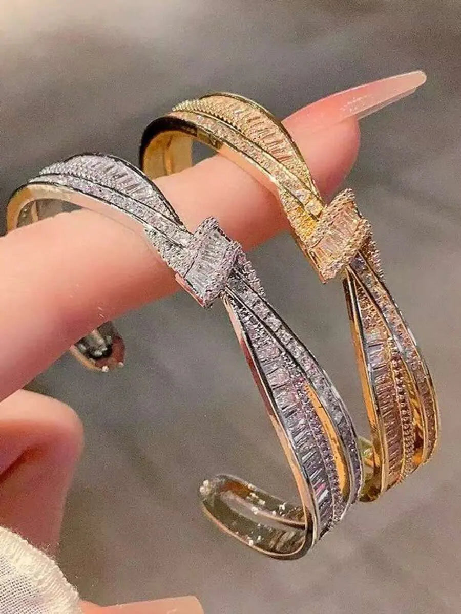 SHEIN مجوهرات زركونيا مكعبة بتصميم شريطي غير متماثل قطعة واحدة