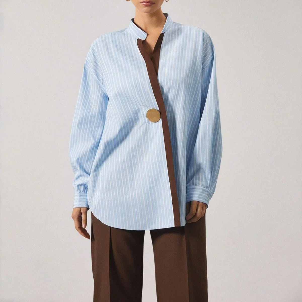 SHEIN Athîral قميص نسائي مخطط بتصميم مائل وطرف بني