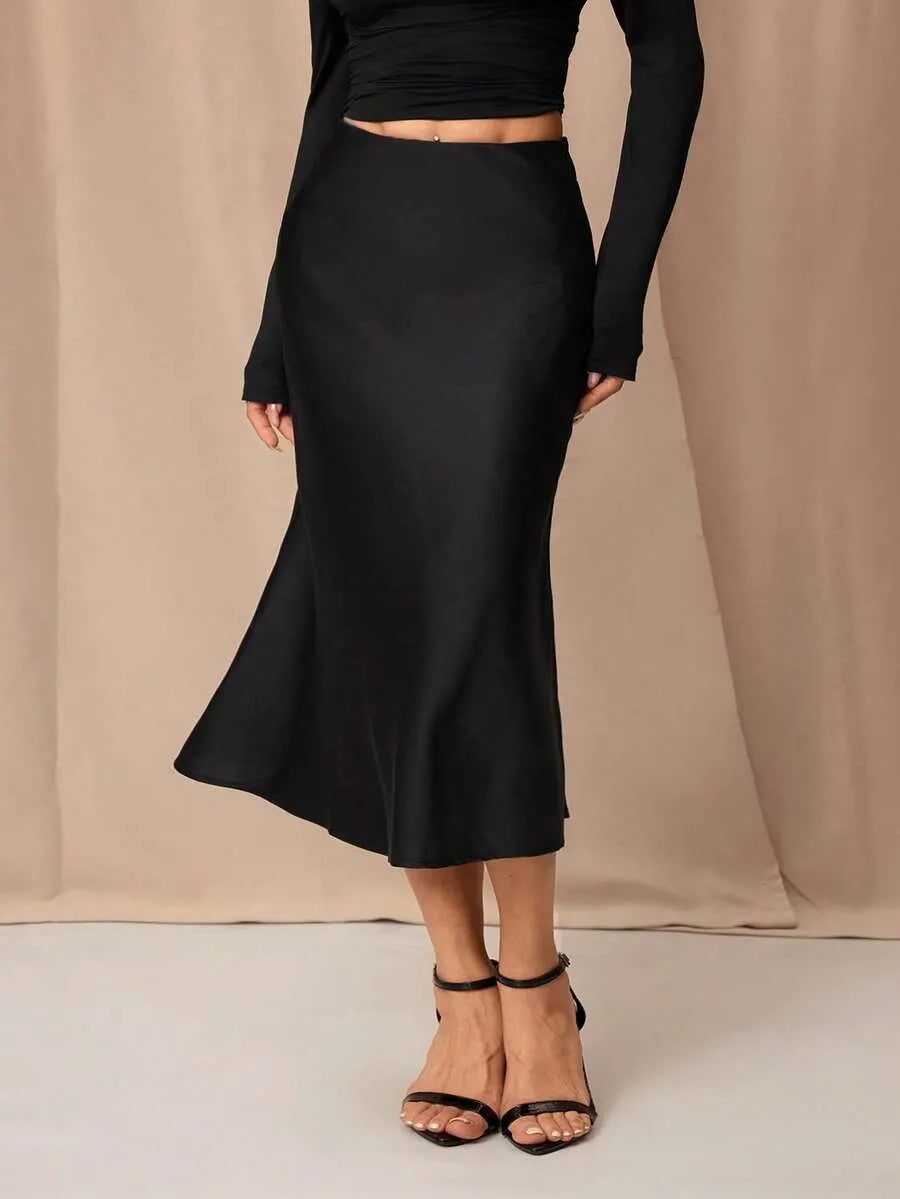 SHEIN PETITE تنورة ساتان سوداء أنيقة بخصر عالٍ وقصة ميدسي