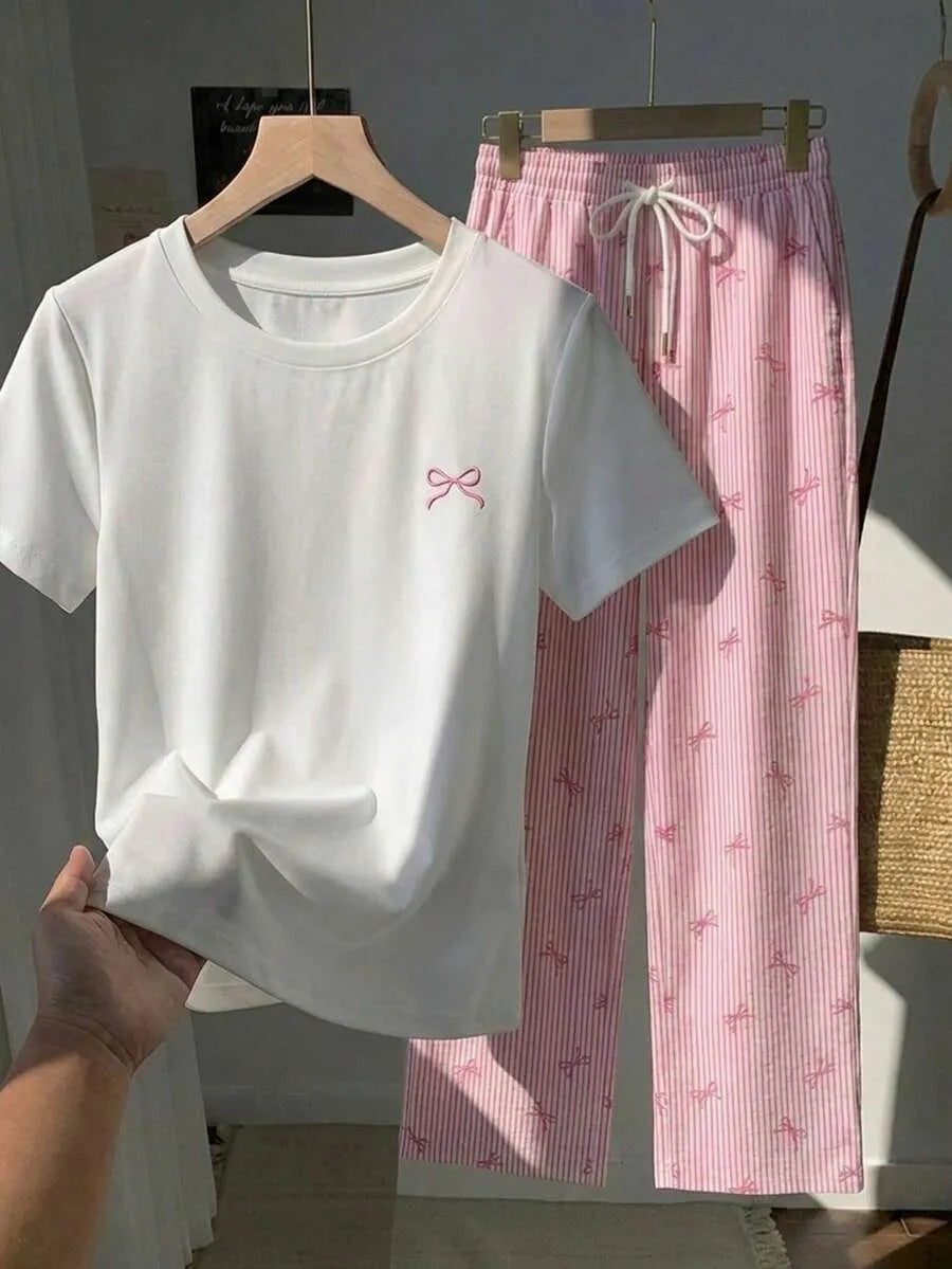 SHEIN طقم نسائي كاجوال أنيق من قطعتين (تيشيرت أبيض مطرز بفيونكة + بنطلون مخطط باللون الوردي)