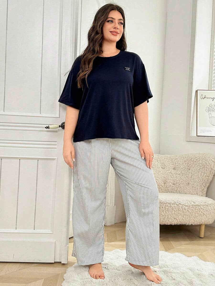 SHEIN طقم بيجاما بحجم كبير بطبعة حرفية وبنطال مخطط لون أزرق