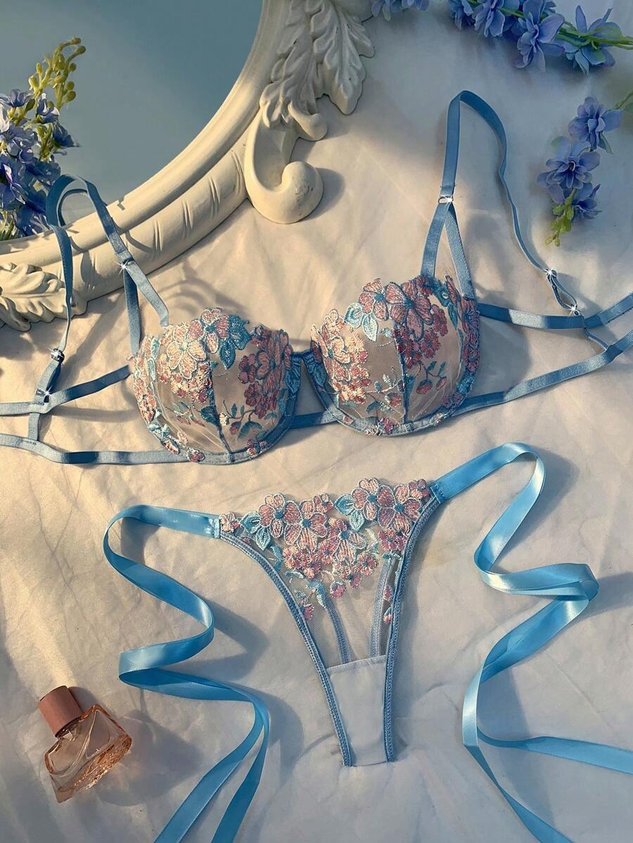 SHEIN طقم لانجري دانتيل مطرّز باللون الأزرق السماوي