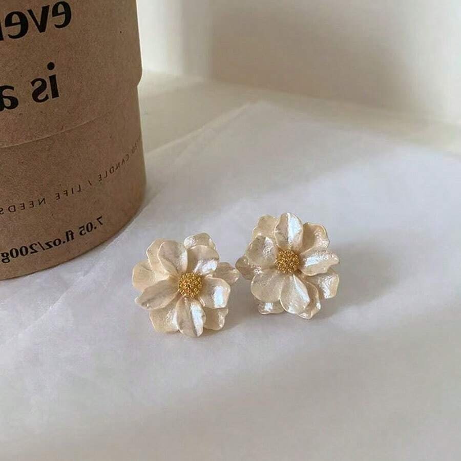 SHEIN زوج أقراط أزهار معلقة ناعمة لون بيج