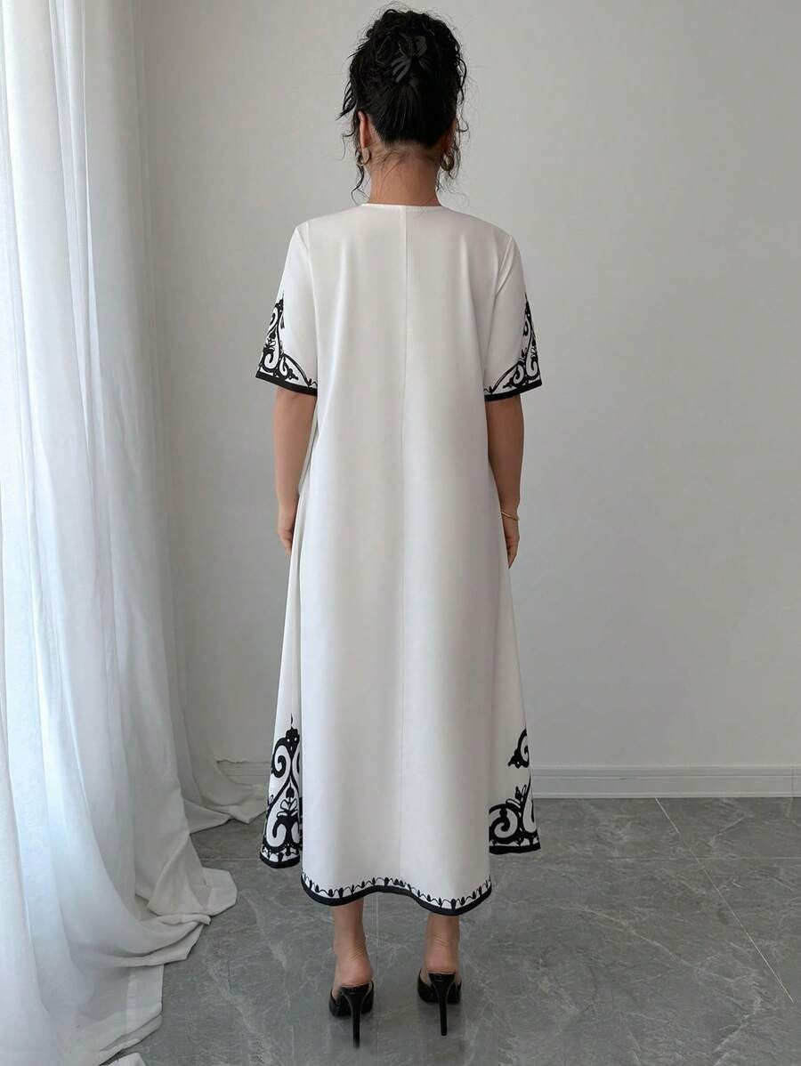SHEIN Elenzga  فستان أنثوي أبيض بنقشات جذابة