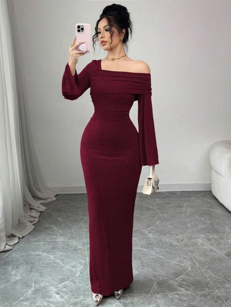 SHEIN Modelyn فستان جاكارد بياقة مائلة وأكمام طويلة