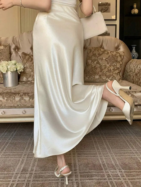 SHEIN DAZY تنورة ساتان حريرية أنيقة بخصر مطاطي وقصة انسيابية من