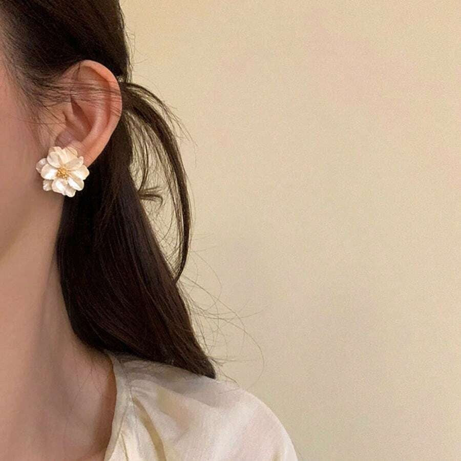 SHEIN زوج أقراط أزهار معلقة ناعمة لون بيج